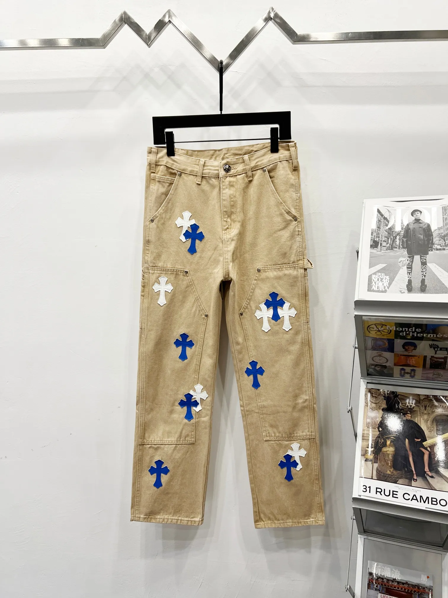 P270 Style number: (K510) Chrome Hearts & Chrome Hearts 25FW CH workwear logging black and orange leather limited edition cow king jeans Chrome Hearts' most popular color pants are made of beaded canvas fabric, and heavy washing makes the upper body of the fabric more textured and the pants are tall and straight! The three-dimensional cutting of the whole trousers is a masterpiece! The hardware is customized by zp. The beaded canvas fabric is thick and soft after being washed. It has good breathability. Customized small leather label. Unique design. The details are simple and elegant, and the workmanship is exquisite. The whole trousers are neatly routed and the details are in place! It’s so cool that both men and women can easily control the genderless trend!  Size: 30-32-34-36 Color: Khaki